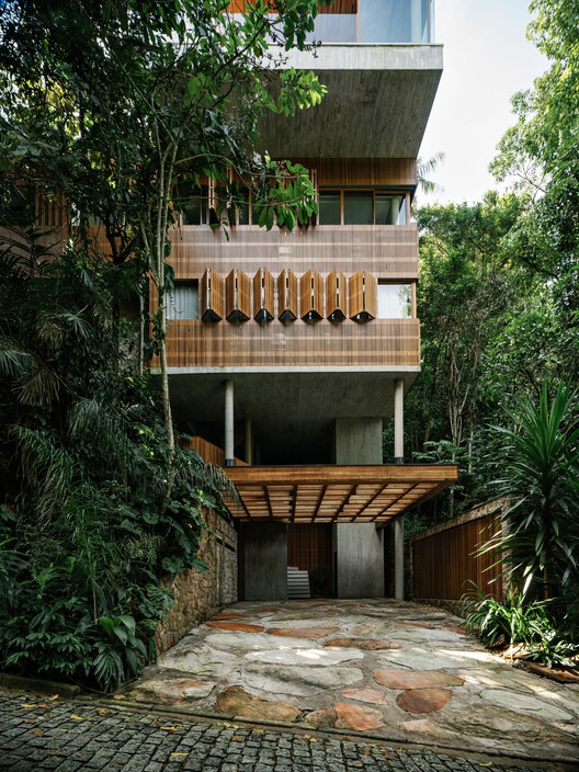VJC Iporanga House / David Bastos + Marina Salles Arquitetura e Interiores - Экстерьерная фотография, двор