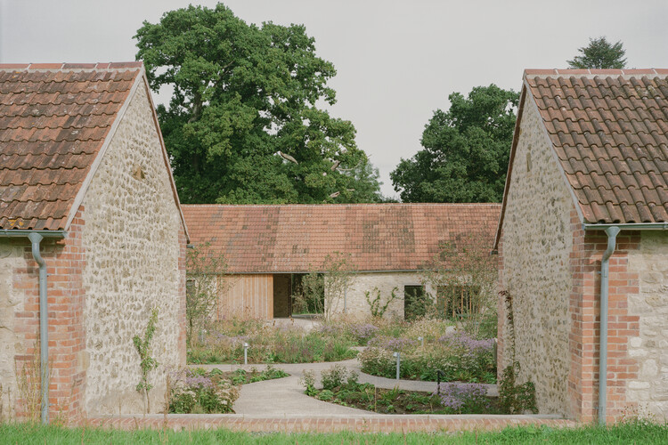 Wraxall Yard / Clementine Blakemore Architects — фотография экстерьера, окна, кирпич