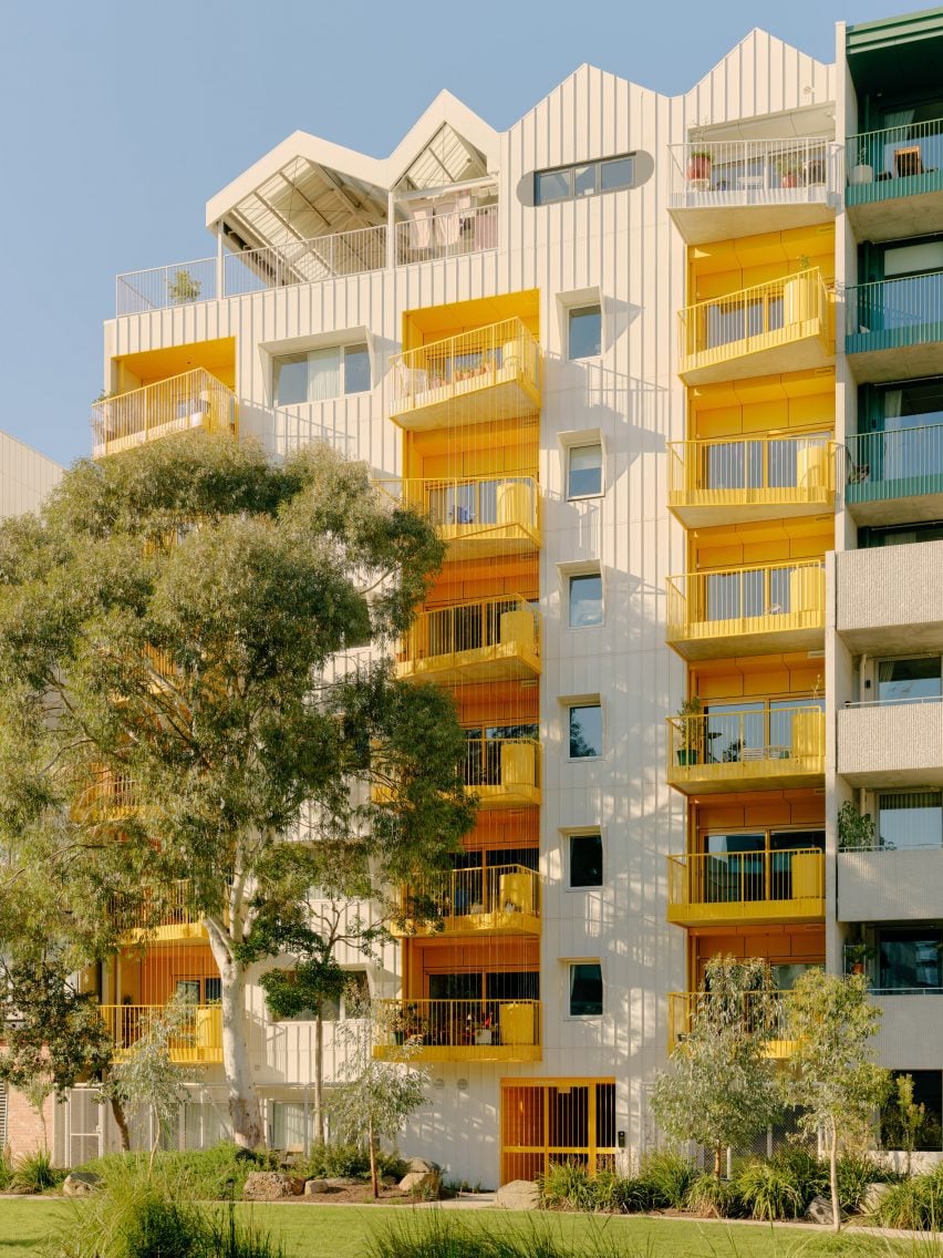 Внешний вид и желтые балконы многоквартирного дома ParkLife в Мельбурне от Austin Maynard Architects