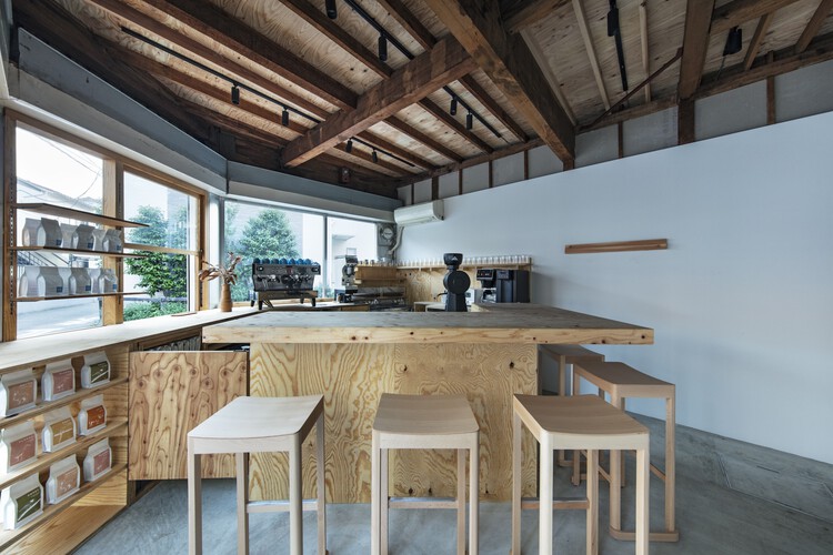 Light Up Coffee / Spicy Architects - Фотография интерьера, кухня, дерево, столешница, освещение, стул, балка