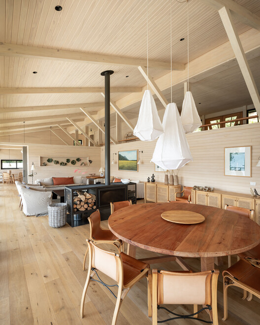 Дом Намонкауэ / Schwember García-Huidobro Arquitectos - Фотография интерьера, Столовая, Дерево, Освещение, Стул, Балка