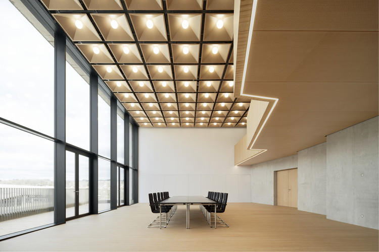 Ратуша Ремхингена / Steimle Architekten - Фотография интерьера, стол, окна, стул