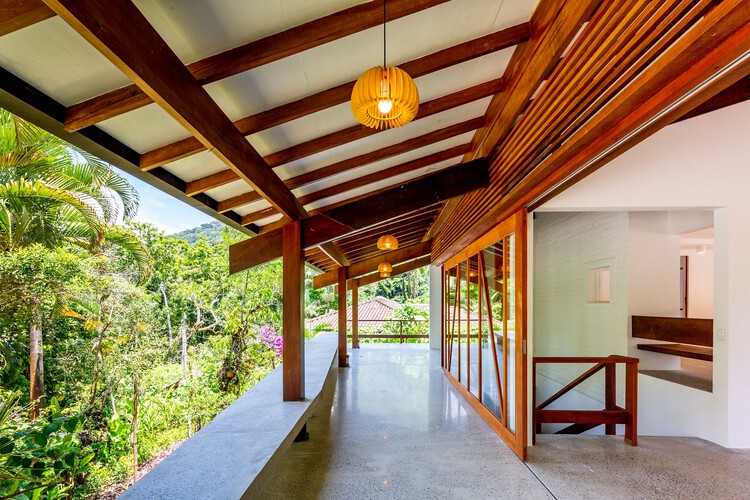 Kato House / Obra Arquitetos - Фотография интерьера, дерево, балка
