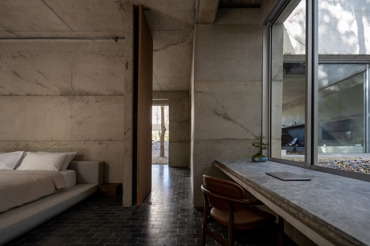 Желтый дом / JOYS Architects - Фотография интерьера, бетон