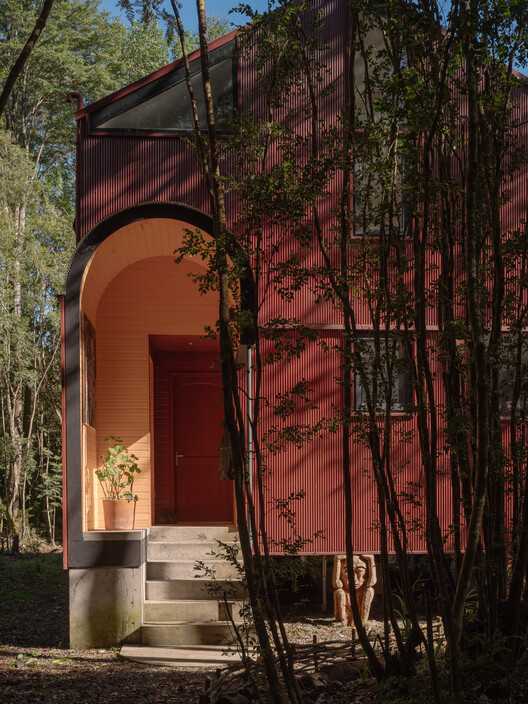 Дом в лесу / Daiber & Aceituno Arquitectos - Фотография экстерьера, дерево