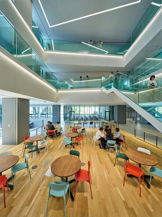 Кампус Токийского международного университета Икебукуро / TAISEI DESIGN Planners Architects & Engineers - Интерьерная фотография