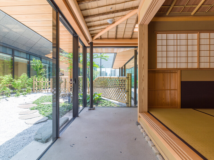 Кампус Токийского международного университета в Икебукуро / TAISEI DESIGN Planners Architects & Engineers – Интерьерная фотография, дерево