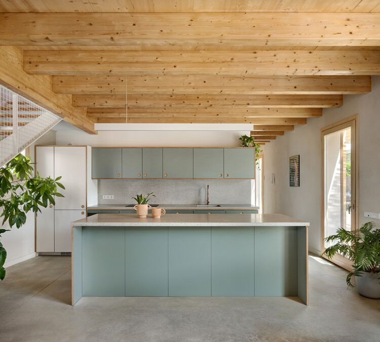 Дом Оратге / Kokudev Padilla Arquitectura - Фотография интерьера, кухня, дерево, столешница, стул