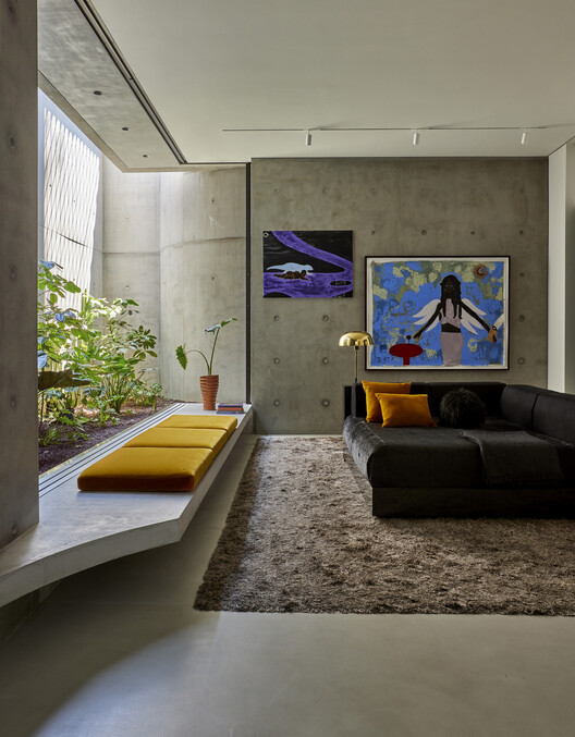 Art House / Kallos Turin - Фотография интерьера, гостиная, дерево, диван, освещение, стол, стул