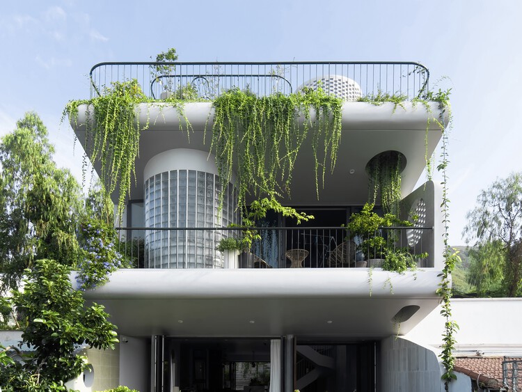 Вилла с бассейном в Нячанге / NAQI & Partners - Экстерьерная фотография, балкон
