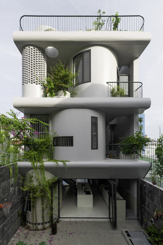 Вилла с бассейном в Нячанге / NAQI & Partners - Фотография интерьера, балкон