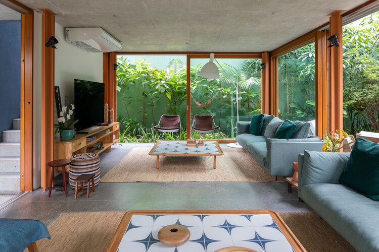 Дом на пляже Балейя / André Vainer Arquitetos - Фотография интерьера, гостиная, дерево, диван, стул