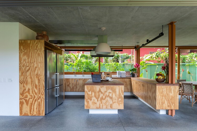 Дом на пляже Балейя / André Vainer Arquitetos - Фотография интерьера, кухня, дерево, столешница, балка, стул