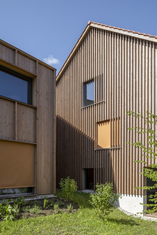 Запасные постройки Старая столярная мастерская / Beck Oser Architekten - Фотография экстерьера, дерево