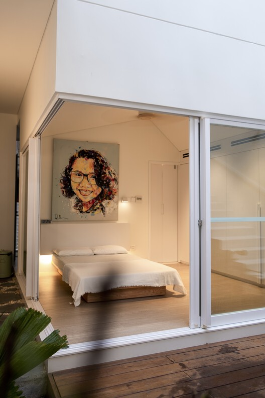 Bắp's House / 90+2 архитектора - Фотография интерьера, спальня, дерево, освещение, кровать, стекло