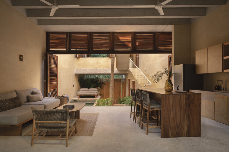 Palmeras Houses / PRODUCTORA - Фотография интерьера, Столовая, Дерево, Стул