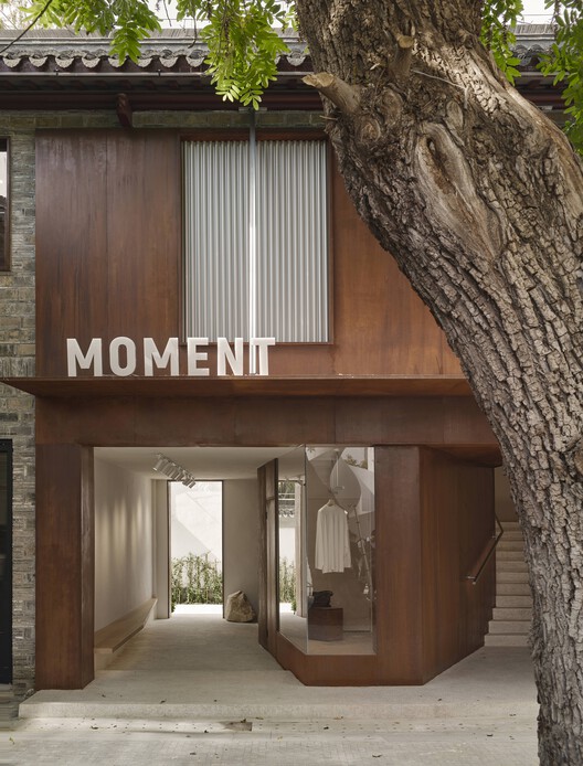 Бутик-магазин Moment / Ателье Modum - Фотография интерьера, дерево, бетон