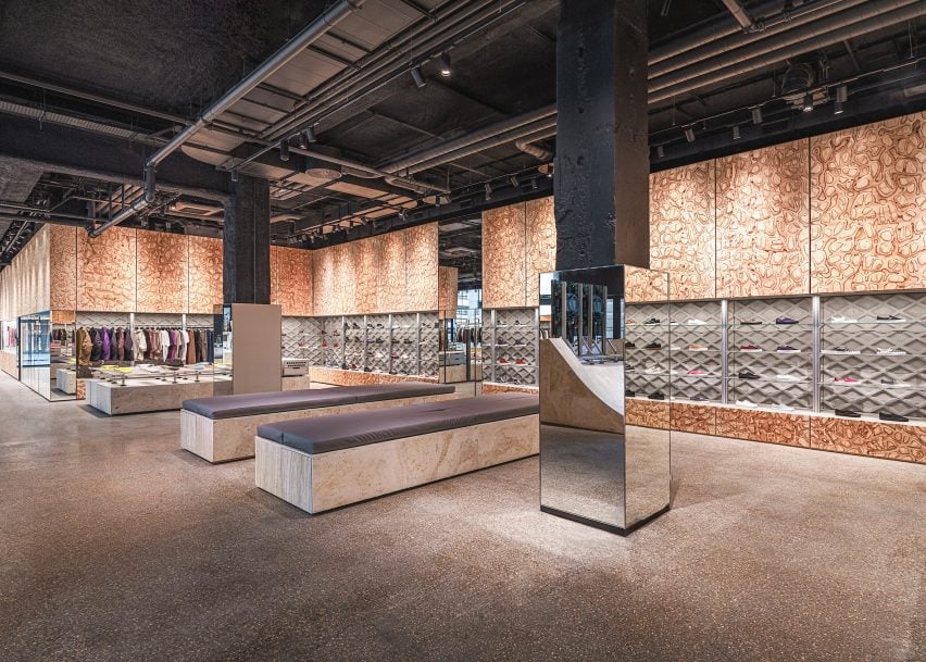 Фанерная стена в магазине Vans