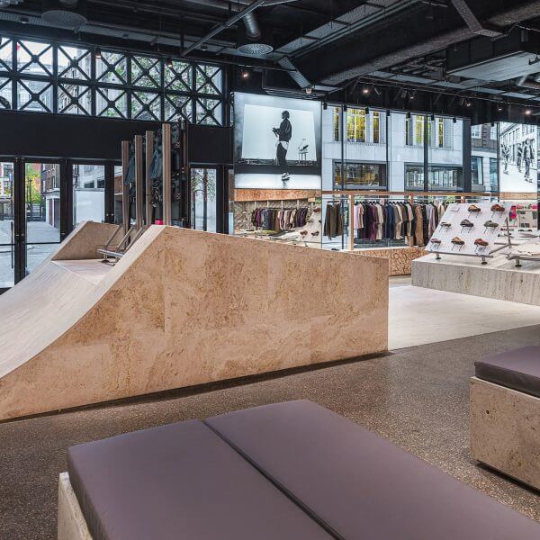 Vans установили рампу для скейтбординга в отремонтированном магазине в центре Лондона