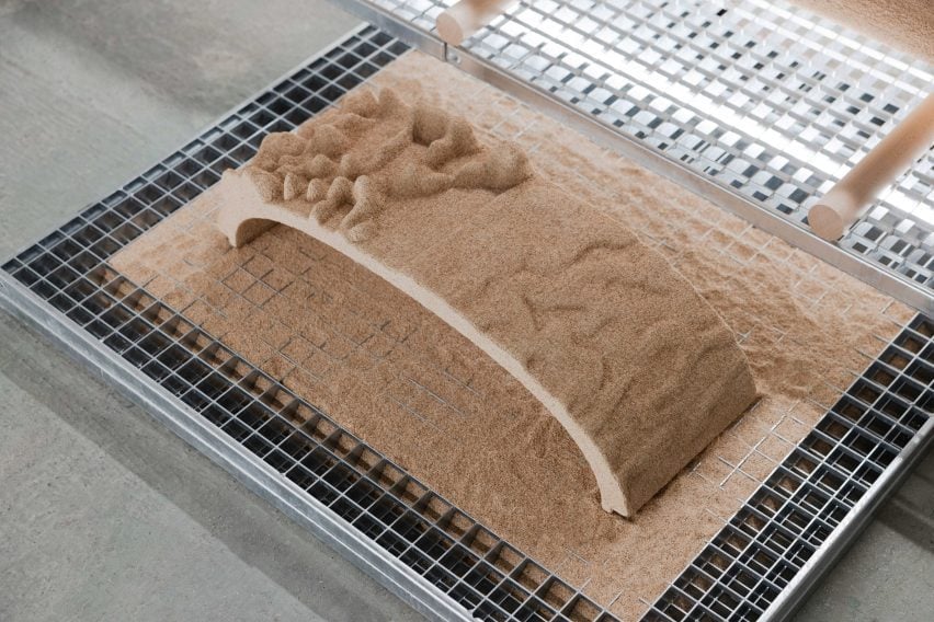 Фотография крупным планом декоративного панно из EconitWood, на котором слева виден сложный узор, напоминающий рельеф гор, а справа - едва заметный вдавленный узор.