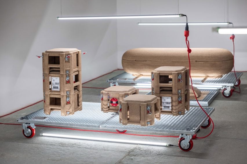 Фотография прототипов, изготовленных из дерева EconitWood, напечатанного на 3D-принтере, на выставке Designblok 2024.