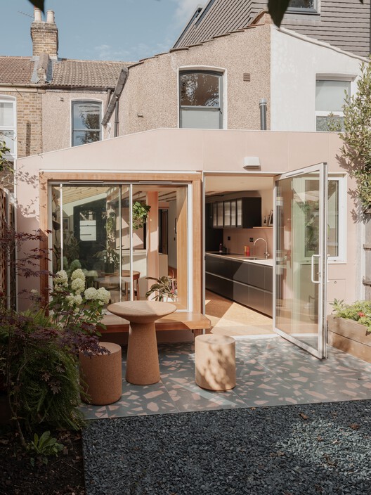 Forest Gate House / LSD Architects - Экстерьерная фотография, Стул, Бетон, Патио