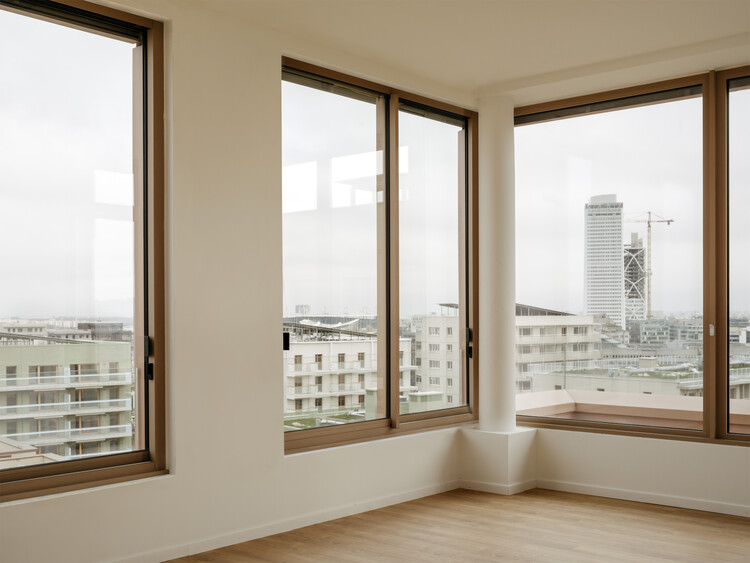 Олимпийское социальное жилье для Большого Парижа / SOA Architects — фотография интерьера, дерево, стекло, балкон