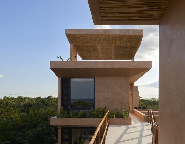San Bruno Beach House / reyes ríos + larraín arquitectos - Фотография экстерьера, дерево, балкон