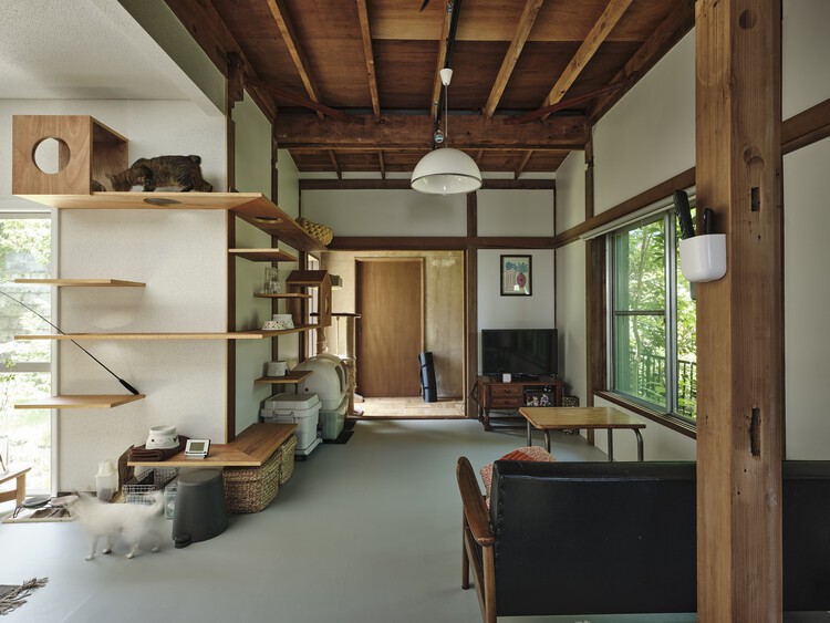 Fueda House / ROOVICE - Фотография интерьера, кухня, дерево, освещение, стул