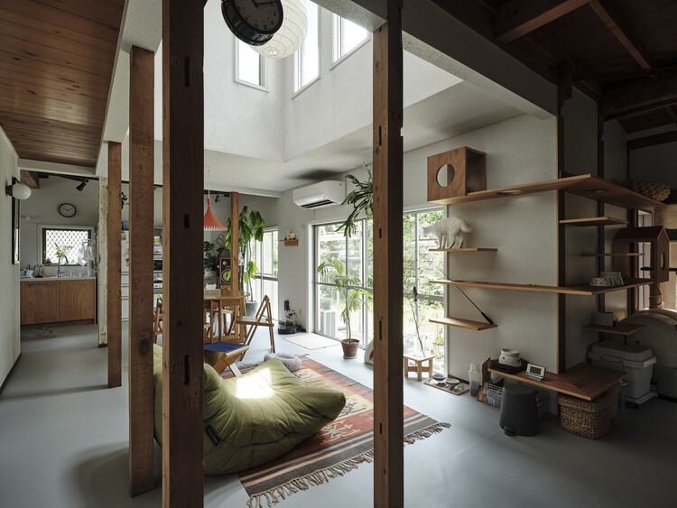 Fueda House / ROOVICE - Фотография интерьера, дерево, освещение, стеллажи, стул, балка