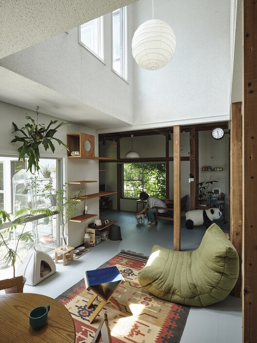 Fueda House / ROOVICE - Фотография интерьера, дерево, стеллажи, освещение, стул
