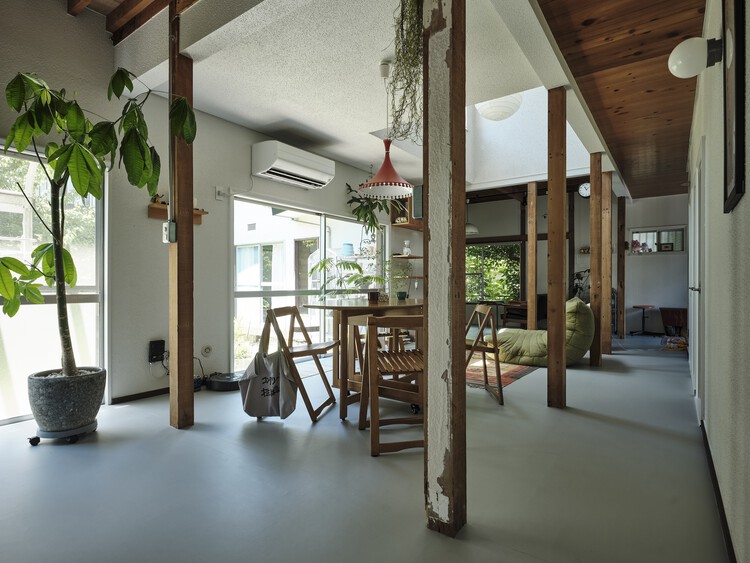 Fueda House / ROOVICE - Фотография интерьера, дерево, освещение, балка