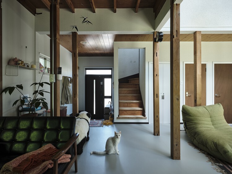 Fueda House / ROOVICE - Фотография интерьера, дерево, освещение, стул