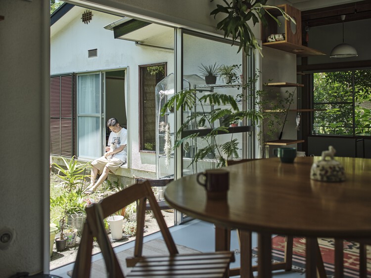 Fueda House / ROOVICE - Фотография интерьера, Столовая, Стул