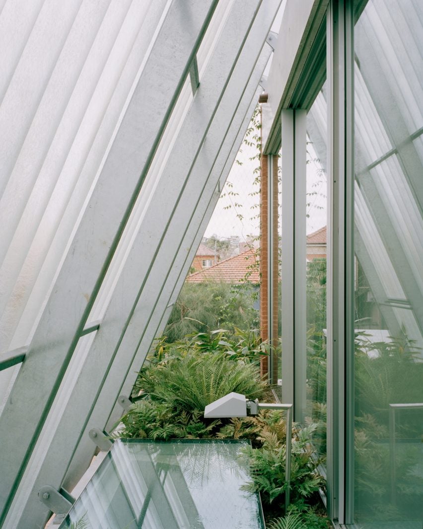 Наклонные ширмы дома от Anthony Gill Architects