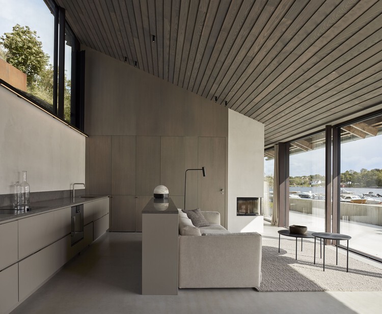 Cabin Nøtterøy / R21 Arkitekter - Фотография интерьера, дерево, стул, столешница