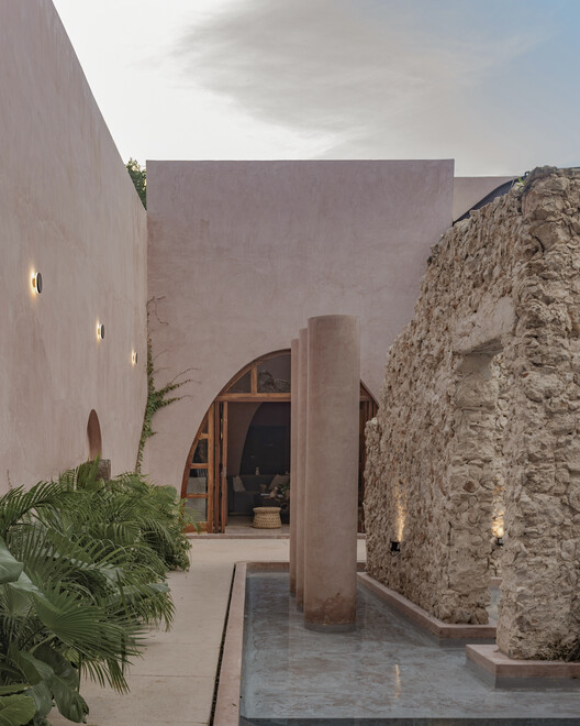 La Casa Rosa / NKN Studio - Фотография экстерьера, арка, бетон, двор