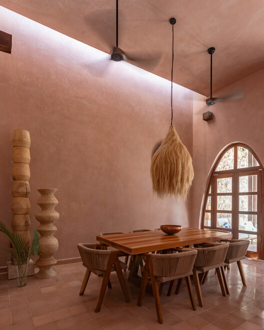 La Casa Rosa / NKN Studio - Фотография интерьера, Столовая, Дерево, Освещение