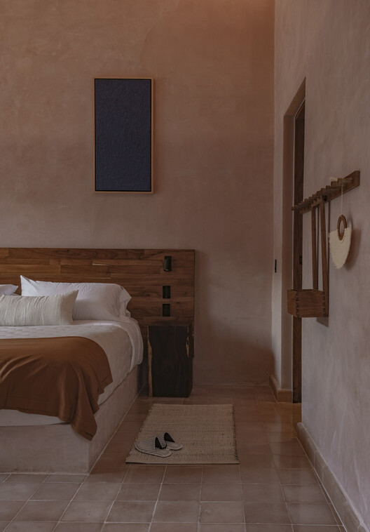 La Casa Rosa / NKN Studio - Фотография интерьера, спальня, дерево, кровать