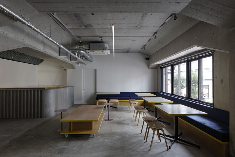 Пивоварня Хиби Хитоава / Hidenori Tsuboi Architects - Фотография интерьера, столовая, освещение, стол, стул, стекло