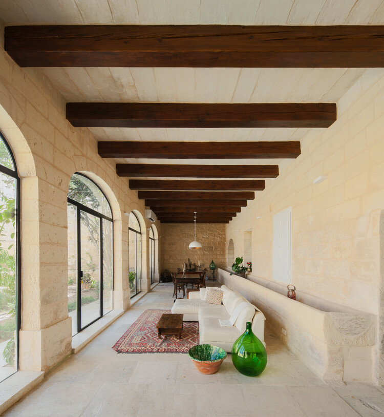 Naxxar House / AP Valletta — Фотография интерьера, дерево, освещение, балка
