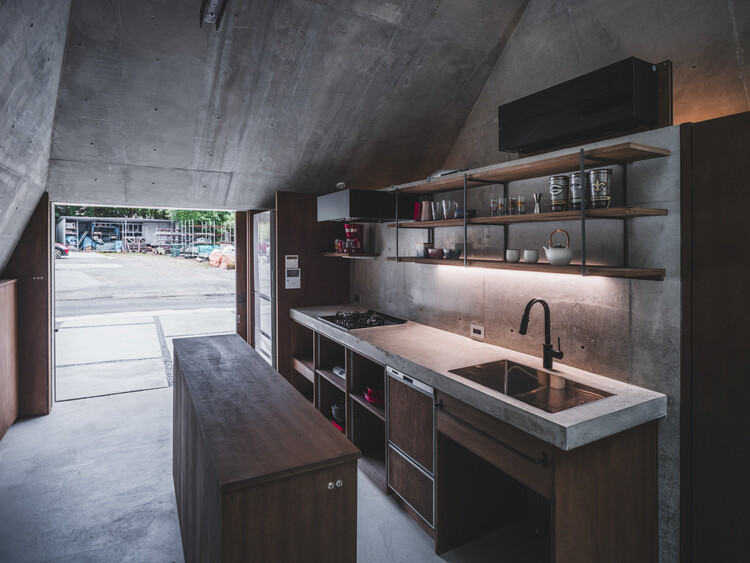 Хижина-пирамида / IGArchitects - Фотография интерьера, кухня, дерево, балка