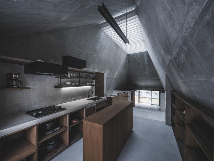 Хижина-пирамида / IGArchitects - Фотография интерьера, кухни
