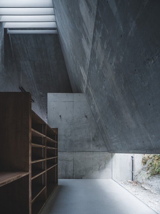 Хижина-пирамида / IGArchitects - Фотография интерьера, бетон