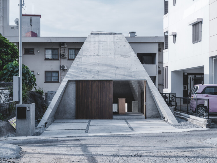 Хижина-пирамида / IGArchitects - Экстерьерная фотография, Бетон