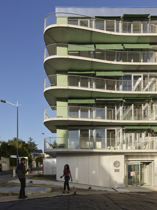 Реконструкция студенческого общежития в Нанте / Guinée et Potin Architects - Фотография экстерьера, балкон