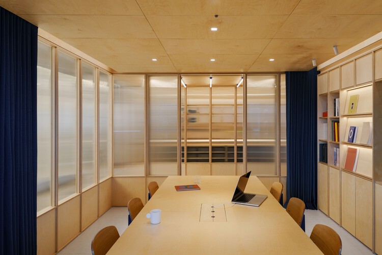 KUBRICK Office / InOrder Studio - Фотография интерьера, дерево, освещение, стеллажи, стул, стекло