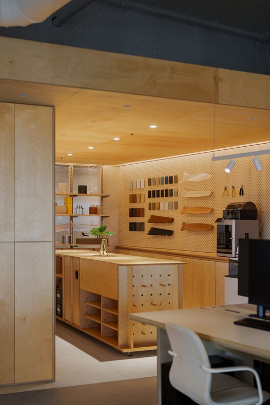 KUBRICK Office / InOrder Studio - Фотография интерьера, кухня, дерево, стеллажи, освещение, стол, стул