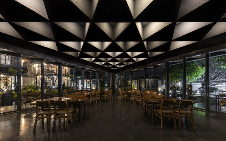 La Do Coffee / SPNG Architects - Фотография интерьера, Столовая, Освещение, Стекло, Стул, Балка