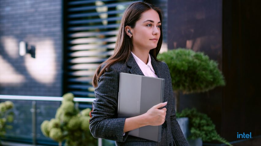 Женщина с складным раскладным ноутбуком Lenovo ThinkBook Plus Gen 6